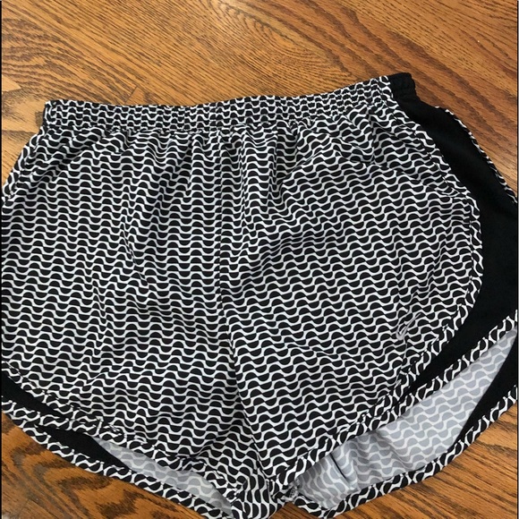 3 set of patterned Nike tempo running shorts - Picture 4 of 4